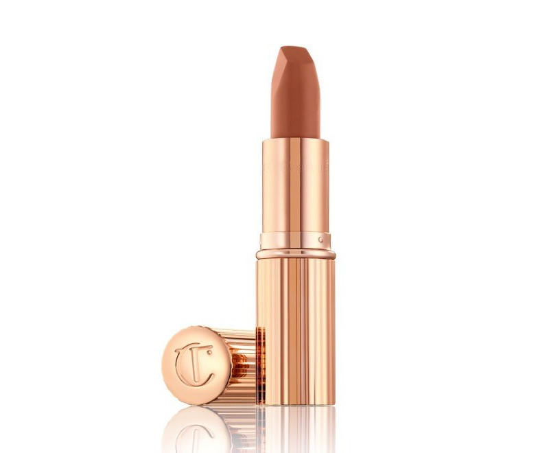 BATOM CATWALKING CHARLOTTE TILBURY BATOM CATWALKING CHARLOTTE TILBURY
